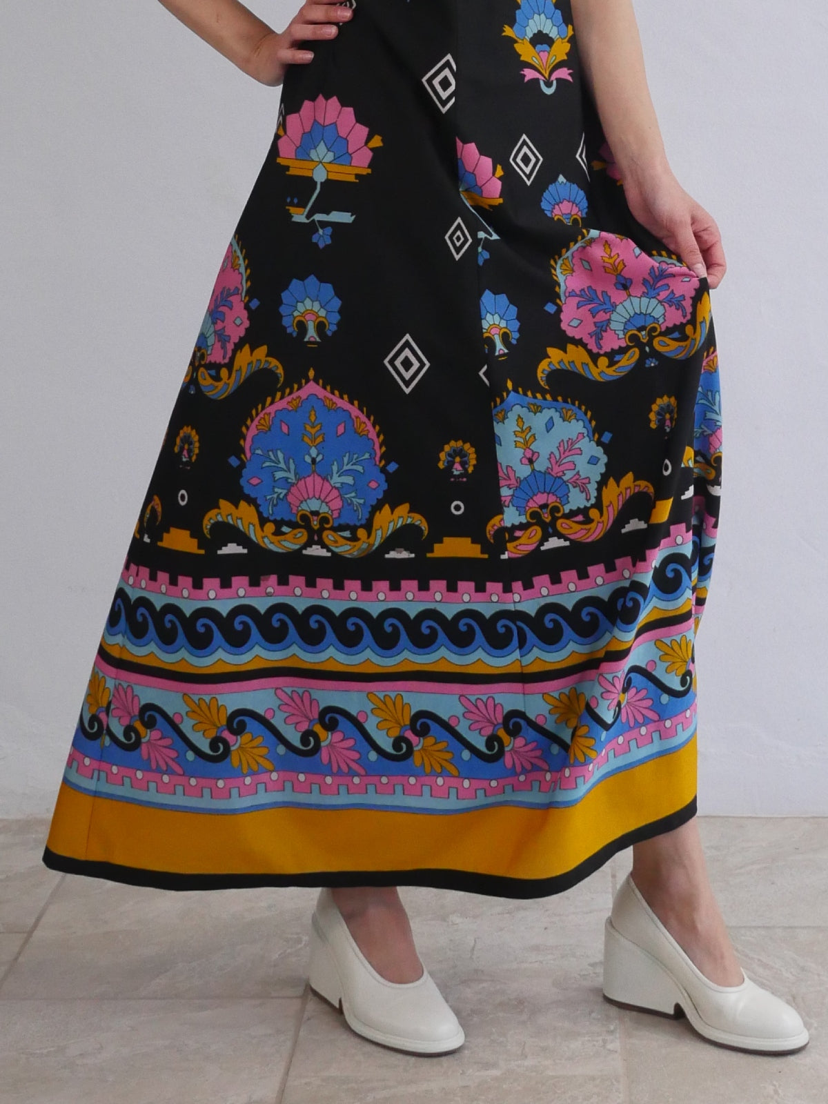 Short Sleeve Vintage Maxi Dress with Stunning Print in Pastel Colors