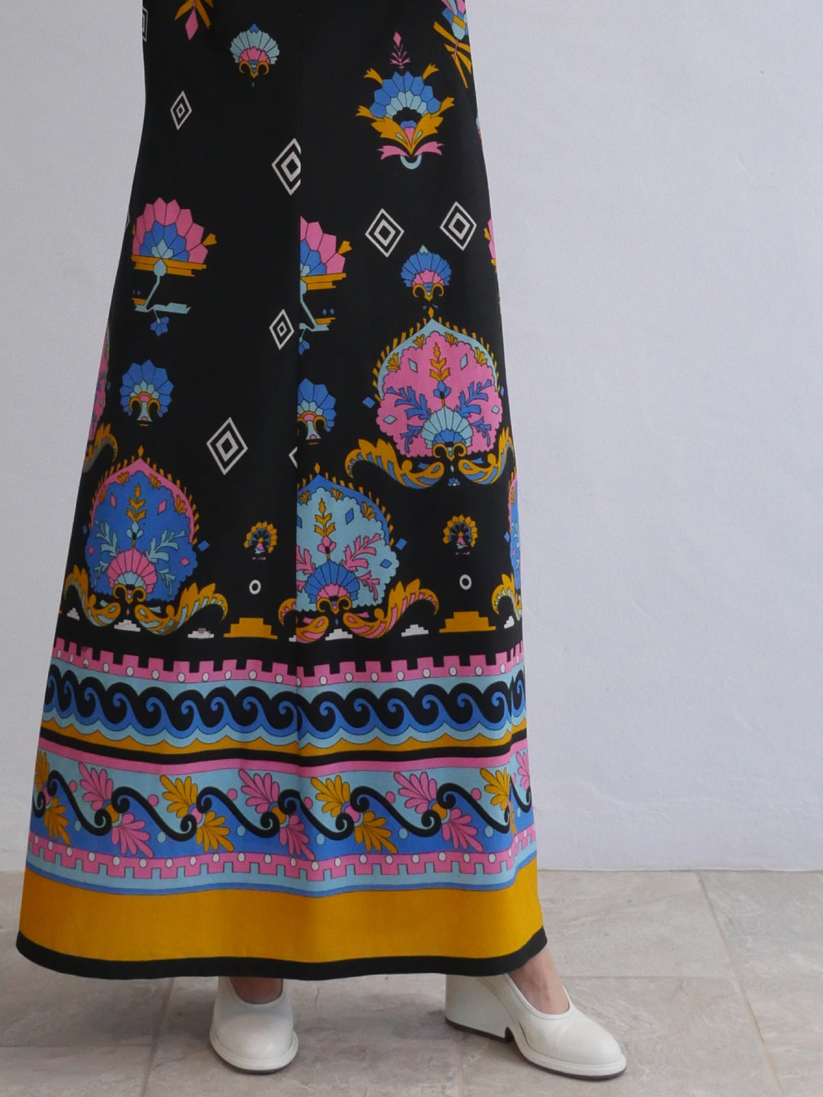 Short Sleeve Vintage Maxi Dress with Stunning Print in Pastel Colors