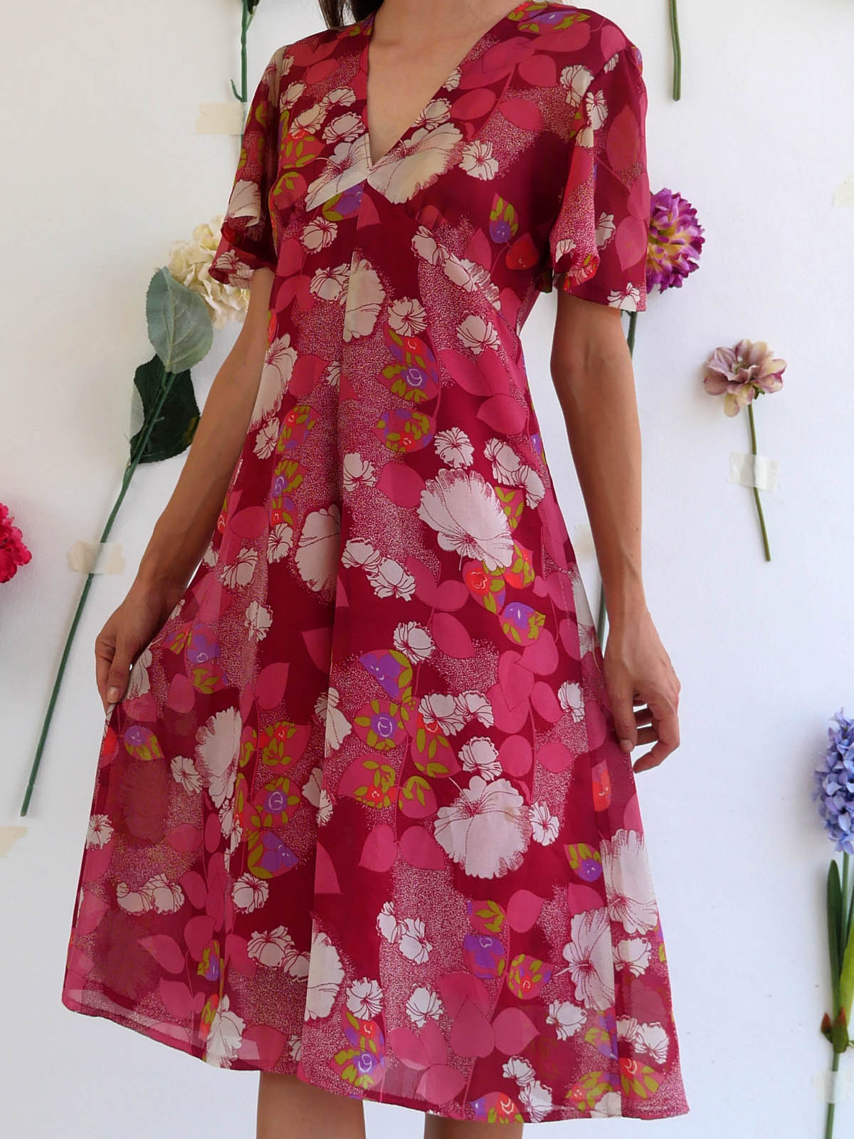 Red Vintage Midi Dress with Floral Print and Short Angel Sleeves